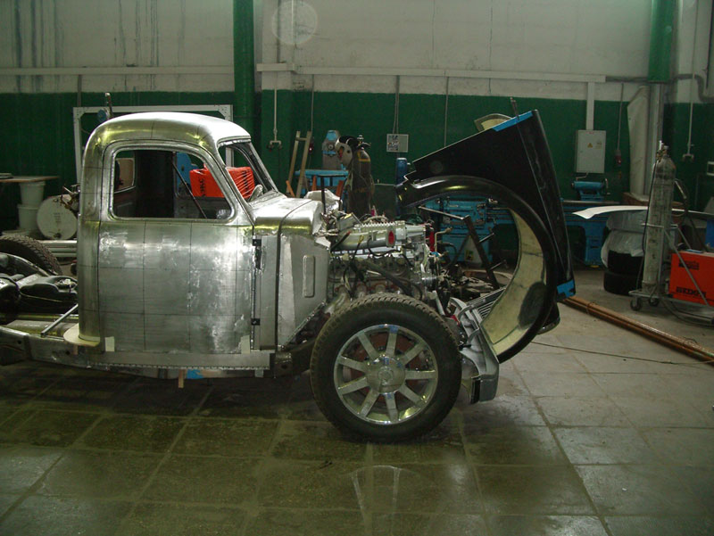 Illustration for article titled GAZ-51 Custom: Russians Make A Cadillac Escalade EXT Hot!